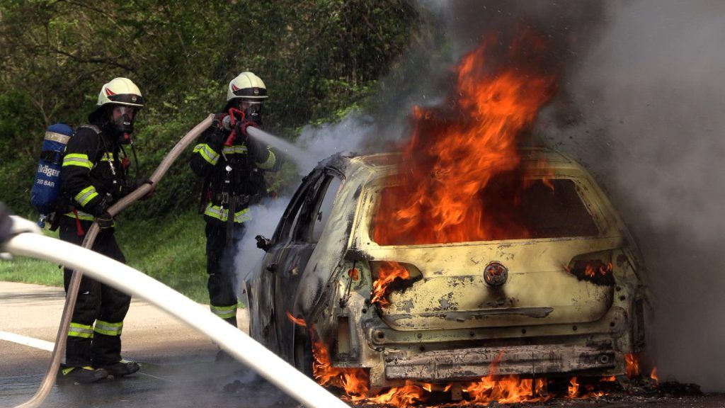 Auto auf der A 14 in Flammen