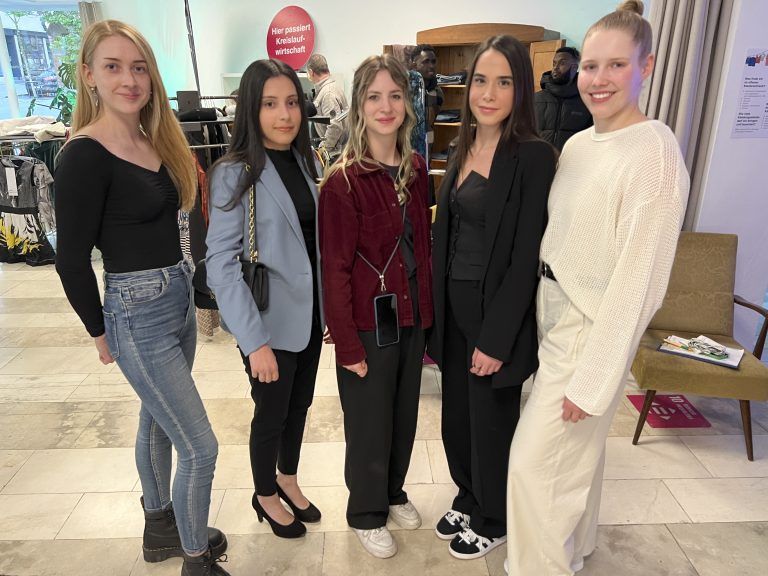 Savina Homann, Sarah Jölek, Hjordis Grabherr, Dilara Gündogdu und Eileen Harrasser organisierten den _Offener Kleiderschrank_