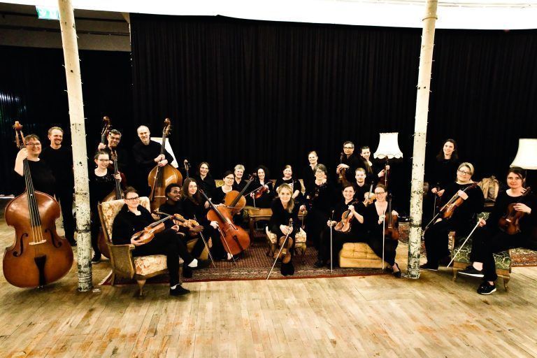 Das Städtische Orchester Bludenz anlässlich seines Konzertes im Spinnsaal der Fabrik Klarenbrunn, verbunden mit der Vernissage zu einer Ausstellung mit Werken von Hugo Ender aus Götzis; Titel der Veranstaltung: "Baum & Klang".