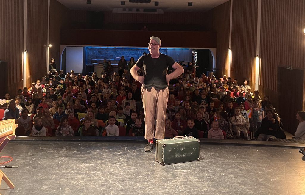 Pantomime Clown Thiemo begeisterte bei Instrumentenvorstellung