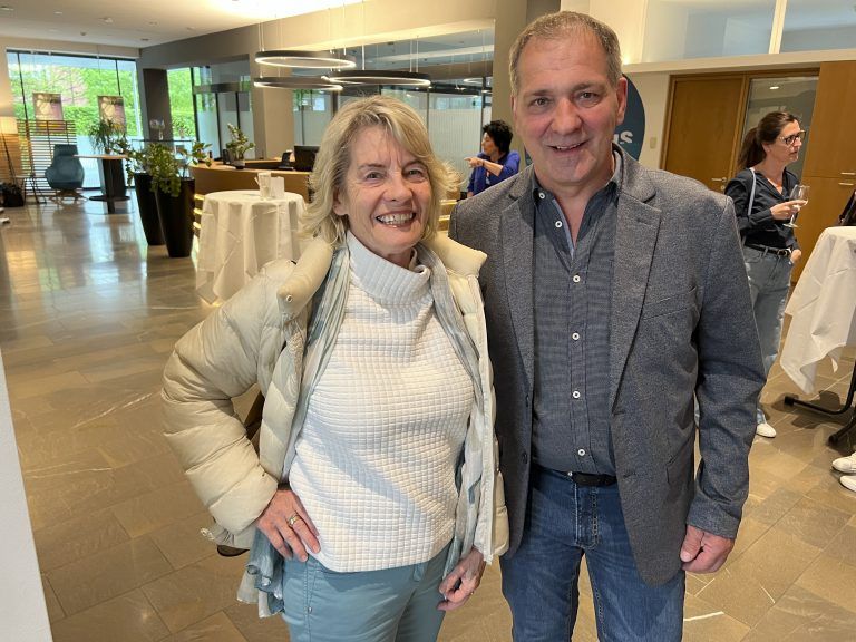 Ulrike Fenkart beim Fachsimpeln mit Robert Franz