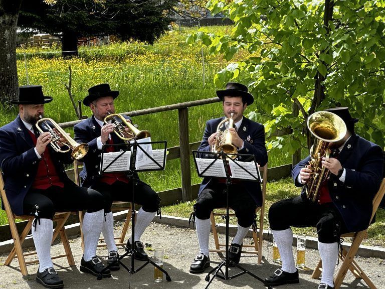 Frühschoppen und Ausstellungseröffnung im bugo-Garten
