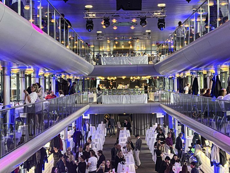Volles Schiff bereit zum Ablegen