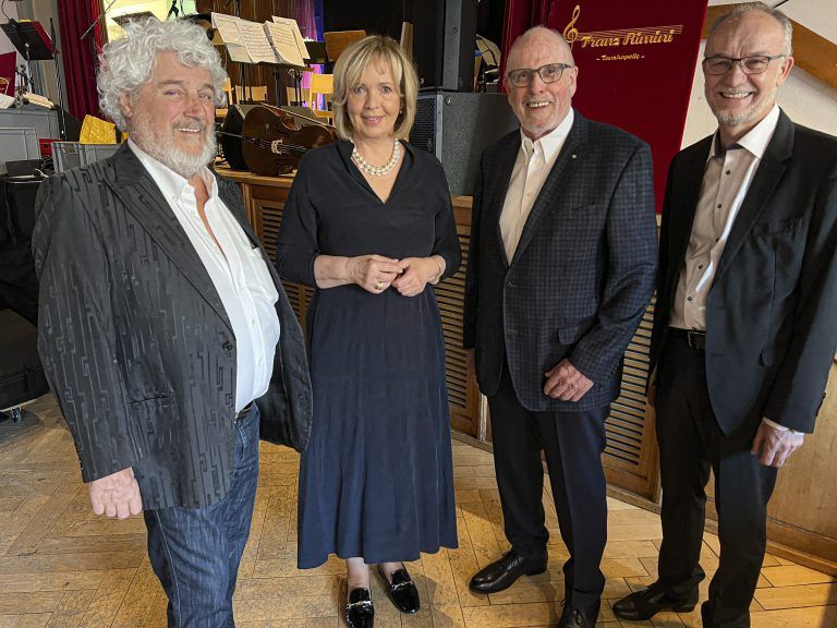 Walter Fink, Annelies Bleil, Herbert Hug und Karl Bitschnau luden zum Hospizball ins Gösser