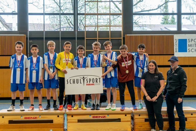 Zum dritten Mal Landesmeister im Handball: Die erfolgreiche SMS Rankweil-West mit Trainer Johannes Khüny. - © privat