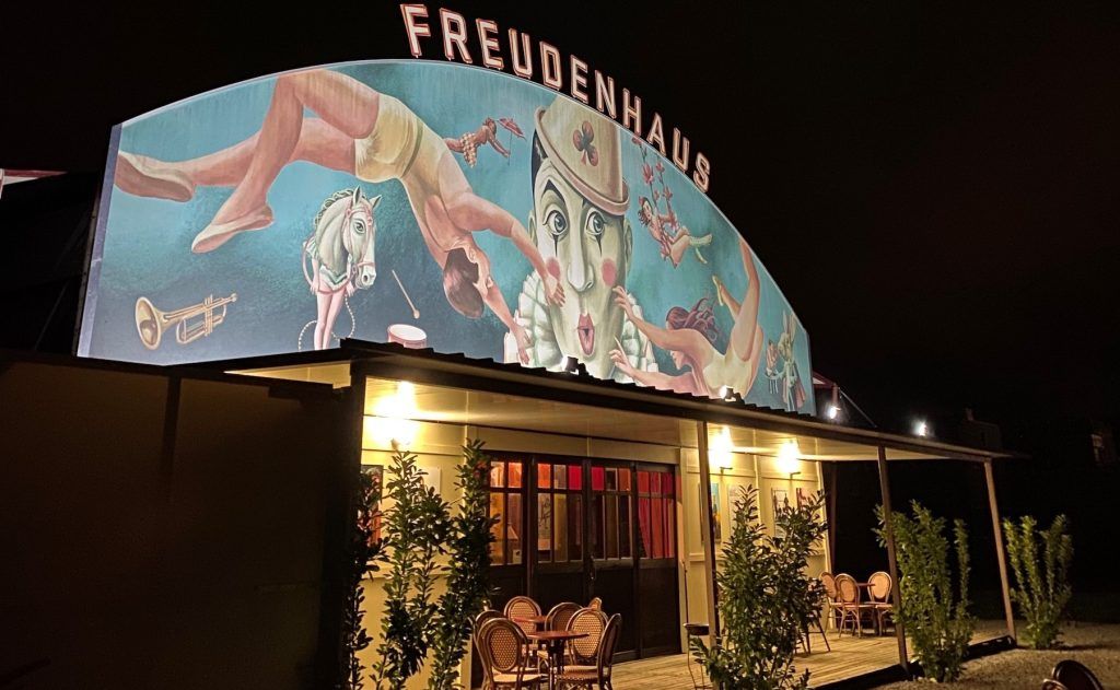 Feierlaune im Freudenhaus