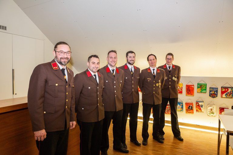 Kommandant-Stellvertreter Simon Jenny, die angelobten Feuerwehrmänner Tobias Keckeis, Bernd Schimpelsberger, Florian Völker sowie Kommandant Reinhard Morscher und Roman Ludescher. - © FW Weiler
