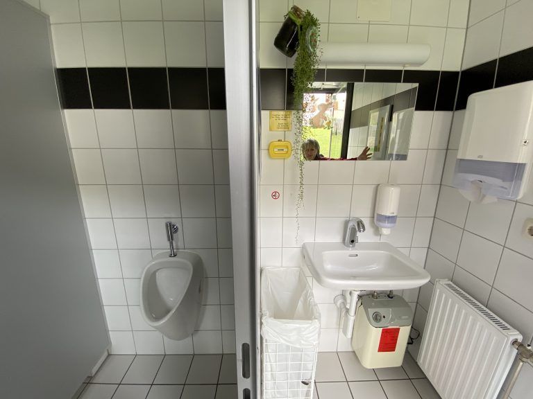 Luise Jenni, Reinigungskraft, Öffentliche Toilette, WC, Dekoration