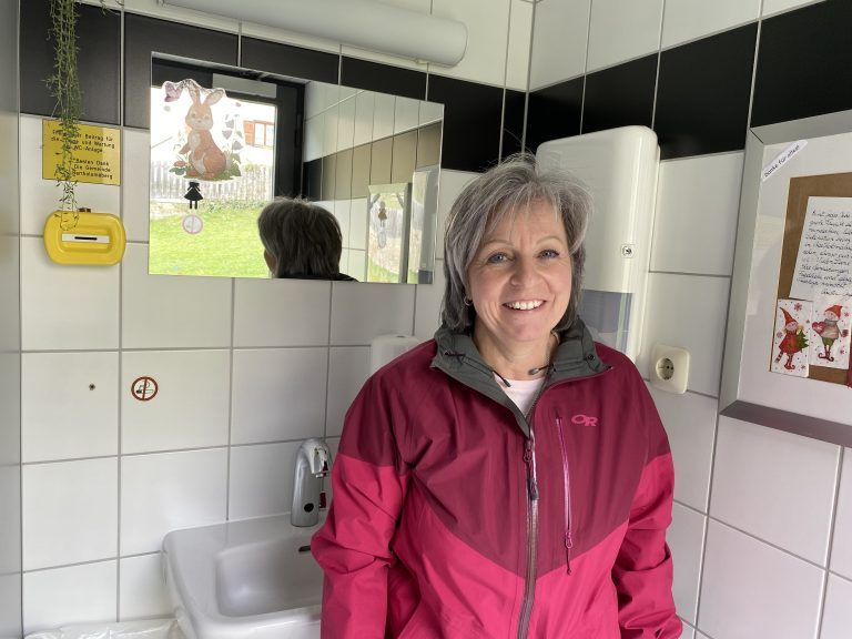 Luise Jenni, Reinigungskraft, Öffentliche Toilette, WC, Dekoration