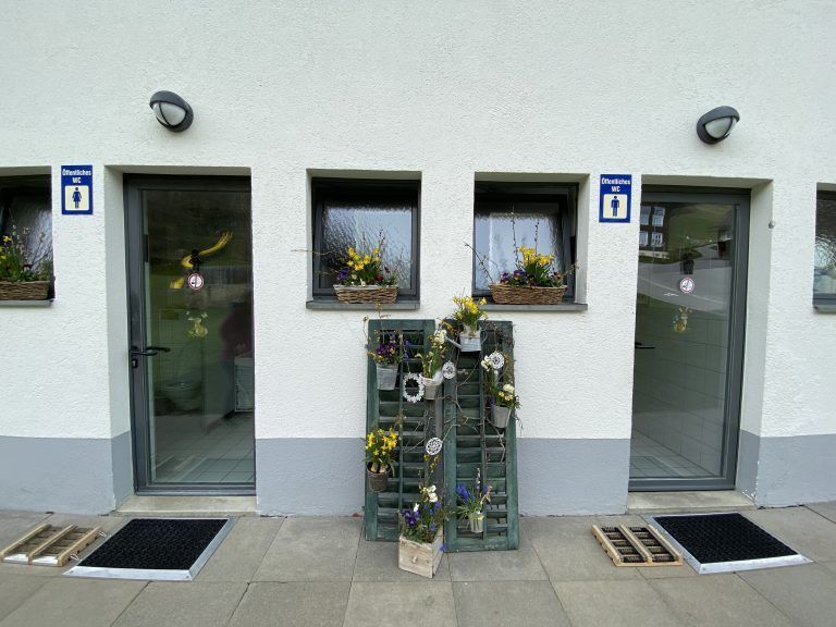 Luise Jenni, Reinigungskraft, Öffentliche Toilette, WC, Dekoration
