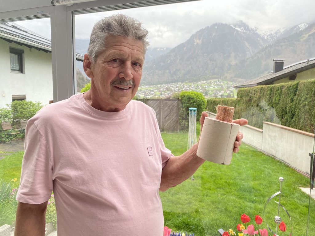 Ohne ihn geht nichts: Heinz Mark baut die Fackeln für das Sonnwendfeuer