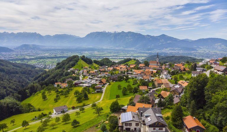 Kriasi-Ernte Fraxern Kirschen Ernte Landwirtschaft Blick ins Rheintal Drohne Luftbild Bild von oben Drohnenfoto