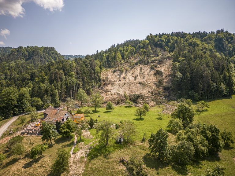 Hangrutsch in Hörbranz Wasse Hochwasser Wetter Unwetter Abbruch Drohne Bild von oben Luftbild Luftaufnahme Drohnenfoto Drohnenbild