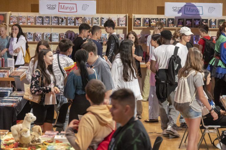 Buch am Bach 2023; 12. Buch am Bach; 12. VN-Kinder- und Jugendbuchmesse Bilder von den Lesungen, Workshops, den Bücherguides, dem Buchhandel, den Ständen im Foyer, von lesenden Kindern in der Kulturbühne Ambach und im Schlössle