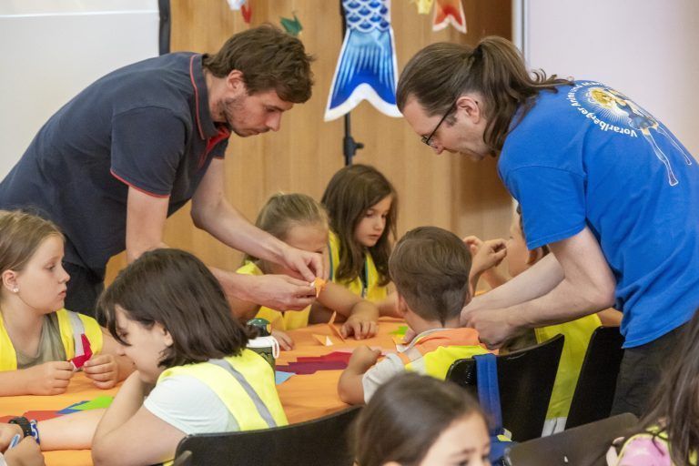 Buch am Bach 2023; 12. Buch am Bach; 12. VN-Kinder- und Jugendbuchmesse Bilder von den Lesungen, Workshops, den Bücherguides, dem Buchhandel, den Ständen im Foyer, von lesenden Kindern in der Kulturbühne Ambach und im Schlössle Tag 2