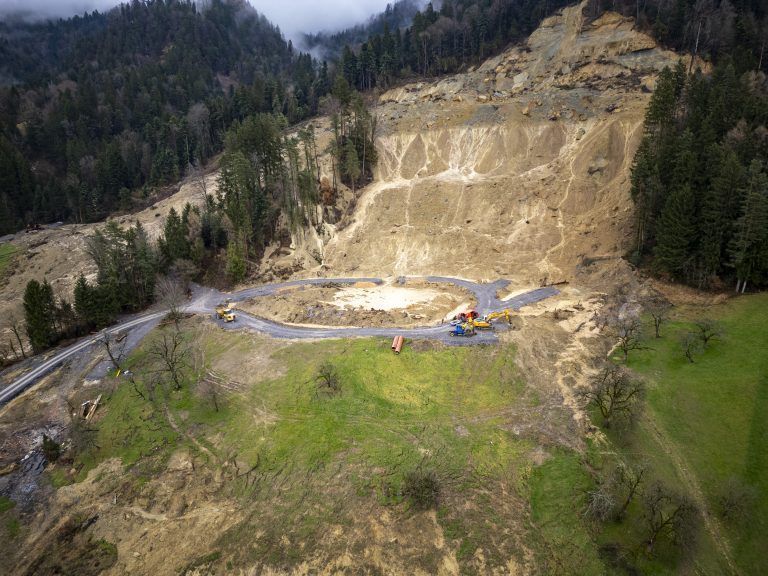 Hangrutsch in Hörbranz Unwetter Drohne Bild von oben Luftbild Luftaufnahme Drohnenfoto Drohnenbild