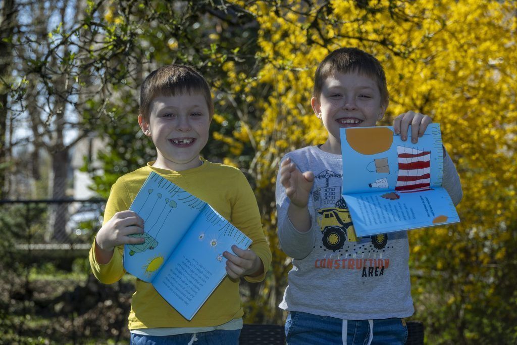 Ein kreativer Weg zum Traumurlaub: Lochauer Zwillingsbuben (8) starten mit ihren Eltern Buchprojekt