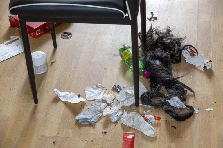 Ein Vermieter muss seine Wohnung ausräumen, weil sie ihm zugemüllt wurde. Mietpartei zerstört Wohnung