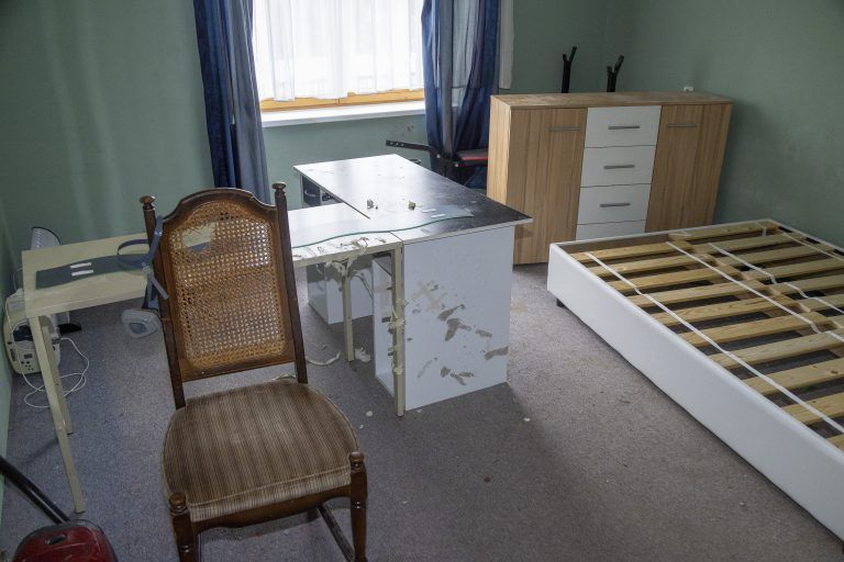 Ein Vermieter muss seine Wohnung ausräumen, weil sie ihm zugemüllt wurde. Mietpartei zerstört Wohnung