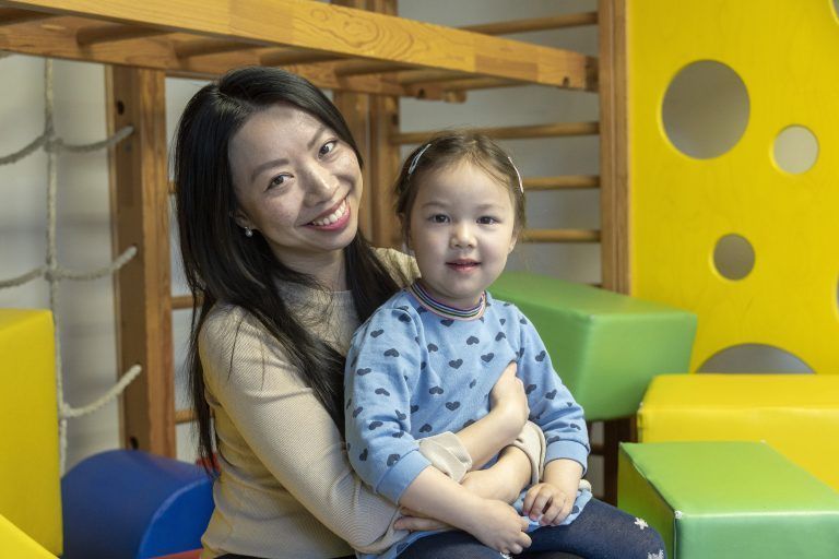 Englischer Kindergarten in Bregenz: Kindergartenleiterin Mathilde Kostal und Mütter beschweren sich über geplante Änderung, dass mehr Deutsch gesprochen werden soll.