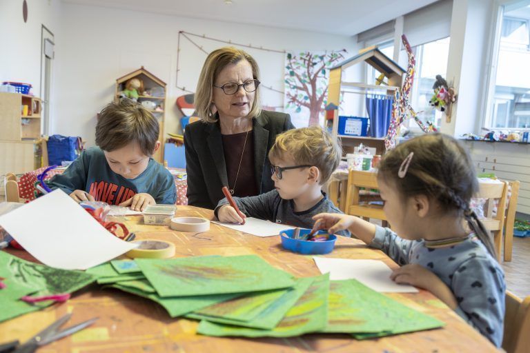 Englischer Kindergarten in Bregenz: Kindergartenleiterin Mathilde Kostal und Mütter beschweren sich über geplante Änderung, dass mehr Deutsch gesprochen werden soll.
