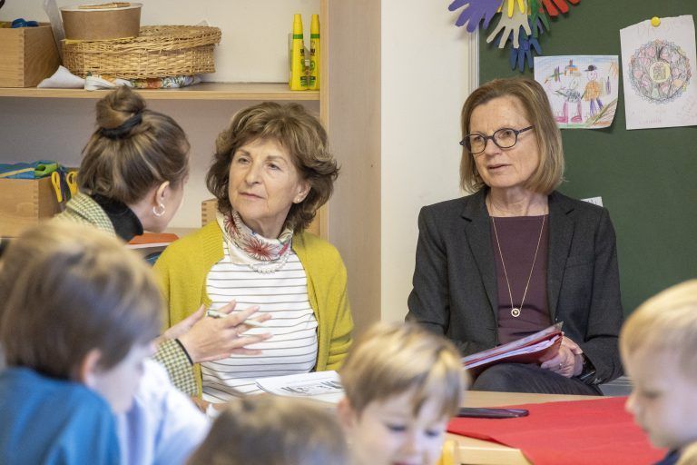 Englischer Kindergarten in Bregenz: Kindergartenleiterin Mathilde Kostal und Mütter beschweren sich über geplante Änderung, dass mehr Deutsch gesprochen werden soll.