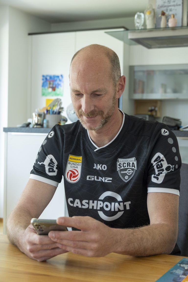 Bei Ulrich Bachmeier zu Hause eine Fangeschichte, auch mit seiner Tochter, sind bei allen SCRA-Spielen