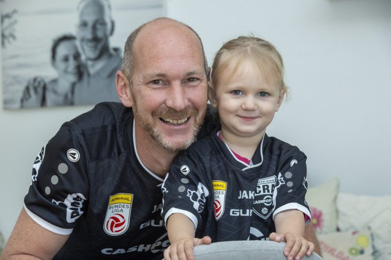 Bei Ulrich Bachmeier zu Hause eine Fangeschichte, auch mit seiner Tochter, sind bei allen SCRA-Spielen