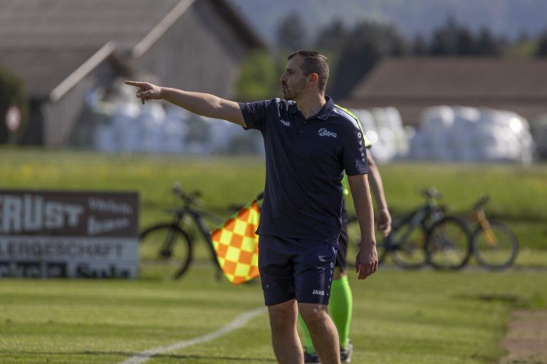 Röthis vs Hohenems Bilder von den Trainern Ali Özkan (Röthis), Martin Brenner (Hohenems) Aktionsbilder, Einzelbilder, Spielbilder Fußball, Regionalliga West