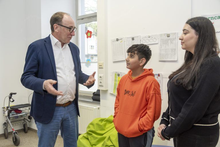 Johannes Rauch ist im Lerncafe zu Gast. Thema IPTC Lerncafé der Caritas Vorarlberg
