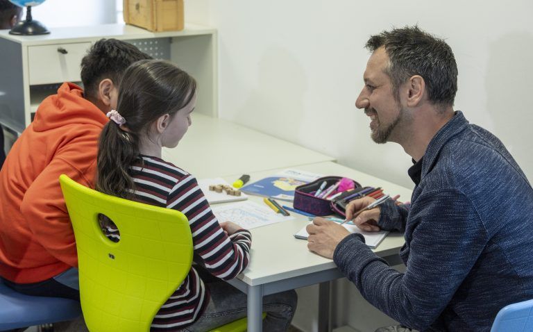 Johannes Rauch ist im Lerncafe zu Gast. Thema IPTC Lerncafé der Caritas Vorarlberg