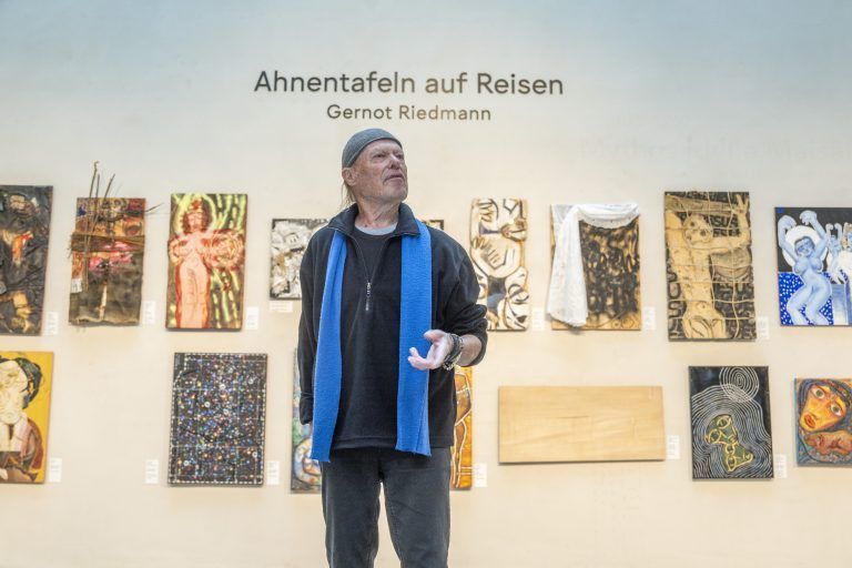 PK Ausstellung Gernot Riedmann – Ahnentafeln auf Reisen