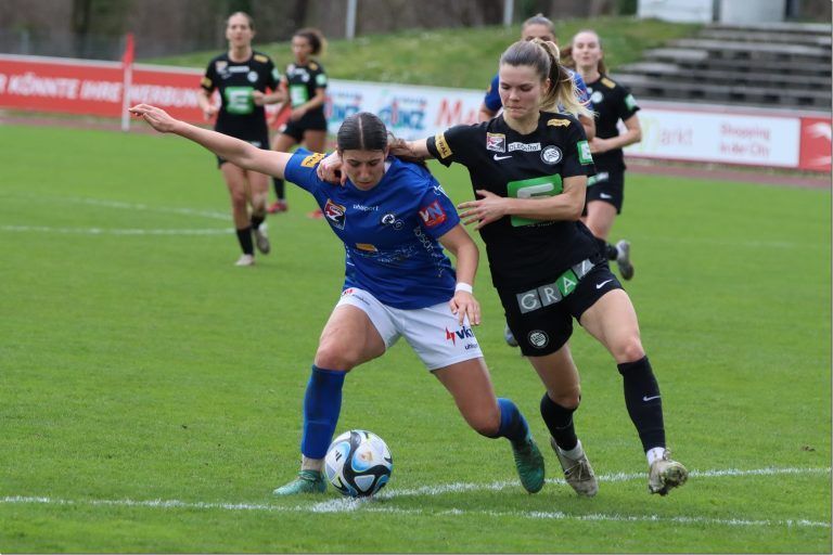 Michaela Walter (l.) verletzte sich im ÖFB-U-19 Team schwer. - © VN-TK