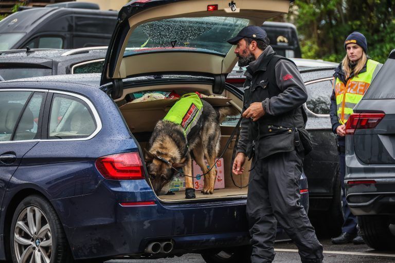 Aktion ãBORDER 2024″ – Polizei, Grenzbergang Hrbranz Untersteg, Im Zusammenhang mit der Legalisierung des Cannabiskonsums in Deutschland mit 1. April 2024 werden im Hinblick auf die zu erwartenden negativen Auswirkungen auf sterreich Schwerpunktkontrollen im Bereich des Suchtmittelbesitzes, des Suchtmittelkonsums und des Suchtmittelhandels durchgefhrt. Am 23. Mai um 16 Uhr haben Sie die Mglichkeit, den Kolleginnen […]