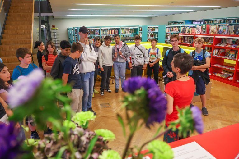 Buch am Bach 2023; 12. Buch am Bach; 12. VN-Kinder- und Jugendbuchmesse, Bilder von den drei Lesungen, von den Kindern und der Führung in der Bibliothek der Arbeiterkammer Feldkirch