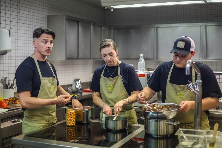 Koch und Kchen-Coach Walter Josef Frwis, wir besuchen Koch und Kchen-Coach Walter Josef Frwis im Kulturhaus in Dornbirn; bentige Bilder von ihm und seinem Team beim Vorbereiten von Speisen.
