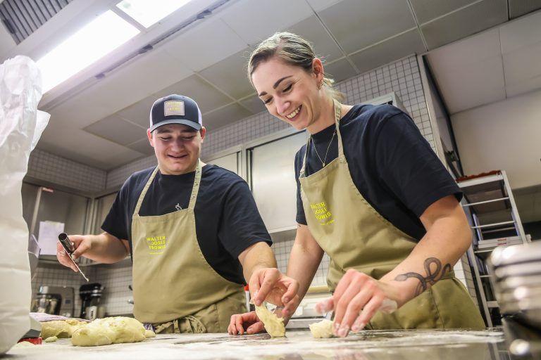 Koch und Kchen-Coach Walter Josef Frwis, wir besuchen Koch und Kchen-Coach Walter Josef Frwis im Kulturhaus in Dornbirn; bentige Bilder von ihm und seinem Team beim Vorbereiten von Speisen.