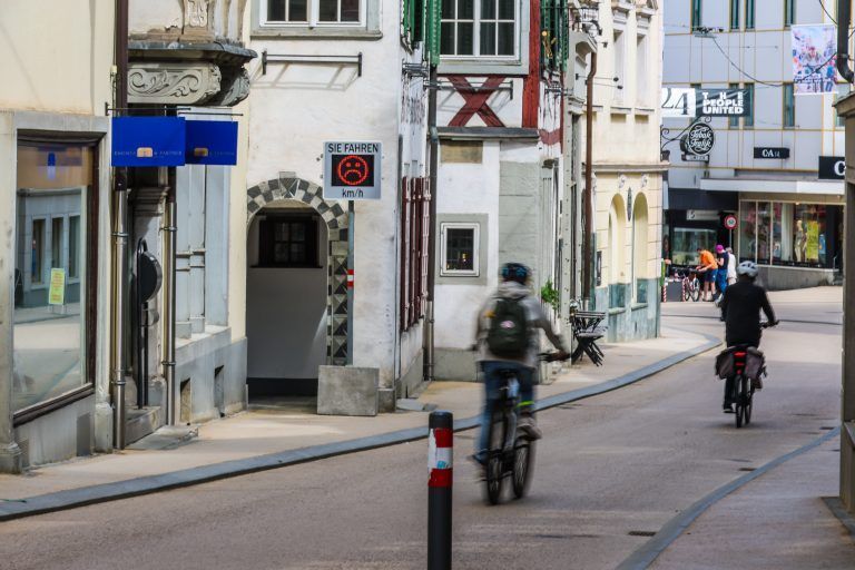 Ma§nahmen gegen rasende Radler- und Scooterfahrer – wenn man runterfhrt – Anzeige trauriger Smiley, Kirchstra§e