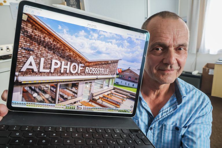 Diethelm Simma gehrt der Alpgasthof Ro§stelle in Mellau. Seit 8 Monaten sucher er nach einem Nachfolger und findet niemanden. Termin bei ihm in Bregenz, da noch ein halber Meter Schnee liegt und das Gasthaus nicht erreichbar ist.