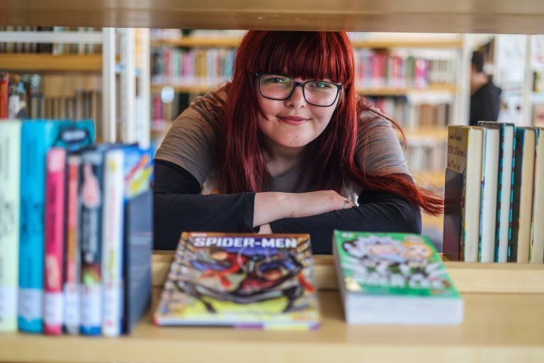 Buch am Bach: Bcherguides der Mittelschule Bregenz Schendlingen, Bilder der Bcherguides der Mittelschule Bregenz Schendlingen und deren Lehrer Dominik Dalfollo. Sie sind bei der Buch am Bach dabei. Wir machen die Bilder in der Schulbibliothek: Von einzelnen Schlern, Gruppenbild und immer Bcher im Bild.