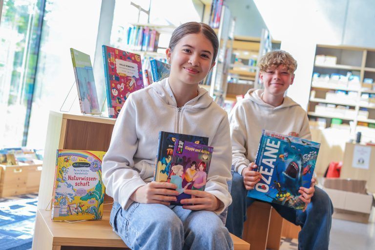Buch am Bach: Bcherguides der Mittelschule Bregenz Schendlingen, Bilder der Bcherguides der Mittelschule Bregenz Schendlingen und deren Lehrer Dominik Dalfollo. Sie sind bei der Buch am Bach dabei. Wir machen die Bilder in der Schulbibliothek: Von einzelnen Schlern, Gruppenbild und immer Bcher im Bild.