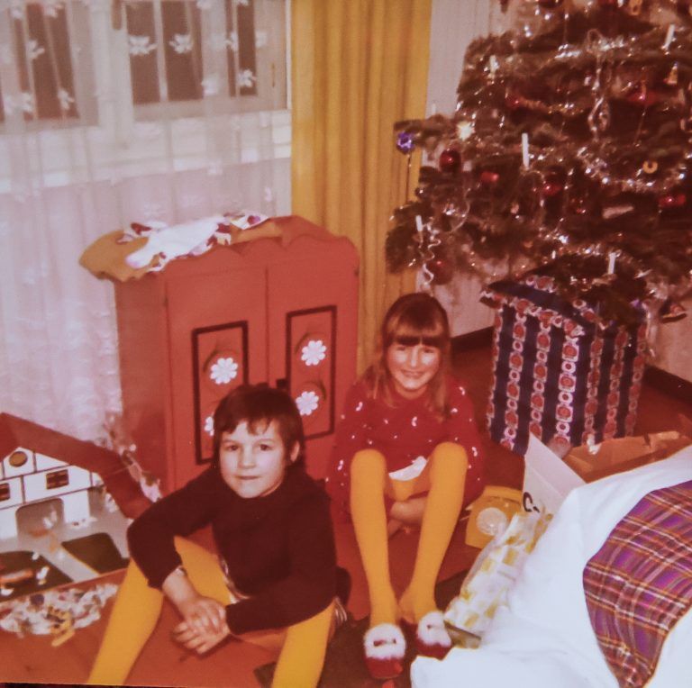 Kind, Fotos von Christa und Toni Schallert mit ihrer autistischen Tochter Petra.