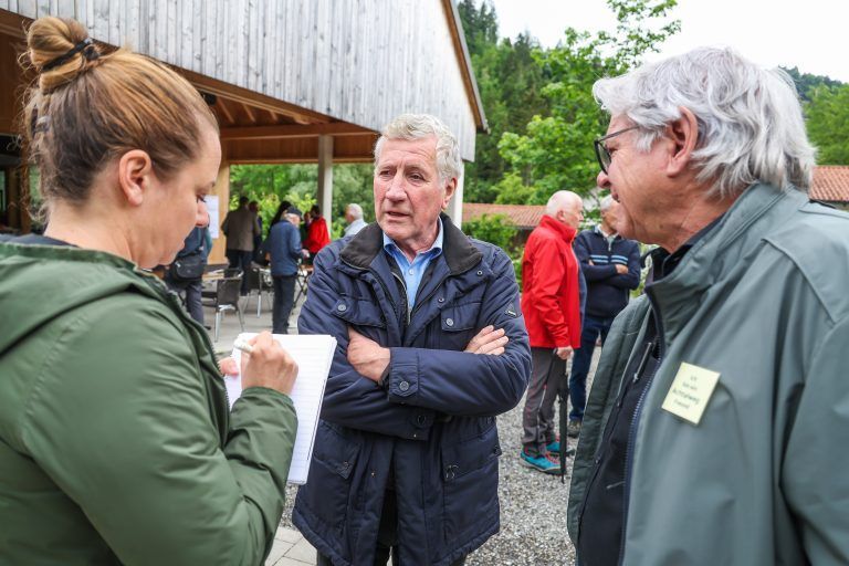 Unterschriften fr den Erhalt des Achtalweges, Achtalweg Freundeladen zu einer Pressekonferenz im Achtal mit vielen Untersttzern ab, um die Verantwortlichen zu konkreten Umsetzungsschritten aufzufordern. Moderator: Herr Alois Mtzler