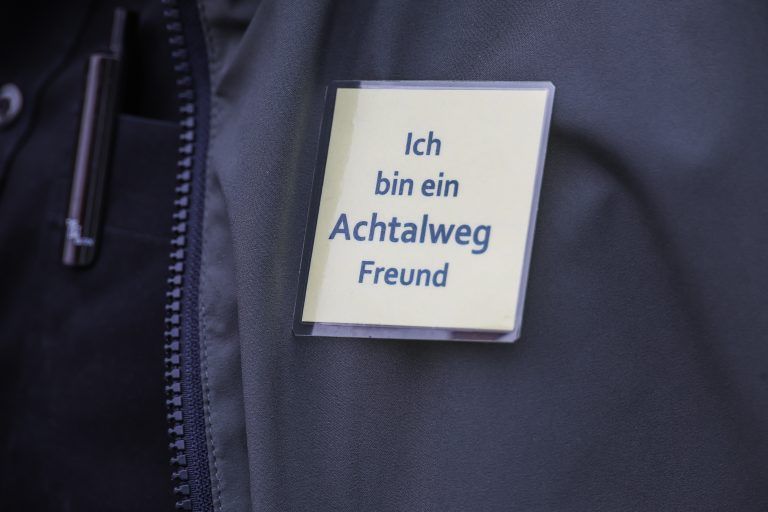 Unterschriften fr den Erhalt des Achtalweges, Achtalweg Freundeladen zu einer Pressekonferenz im Achtal mit vielen Untersttzern ab, um die Verantwortlichen zu konkreten Umsetzungsschritten aufzufordern. Moderator: Herr Alois Mtzler