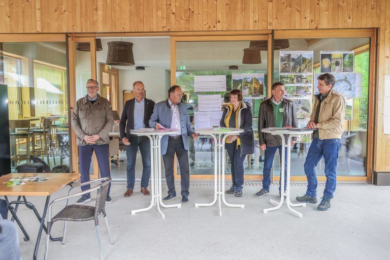 Unterschriften fr den Erhalt des Achtalweges, Achtalweg Freundeladen zu einer Pressekonferenz im Achtal mit vielen Untersttzern ab, um die Verantwortlichen zu konkreten Umsetzungsschritten aufzufordern. Moderator: Herr Alois Mtzler