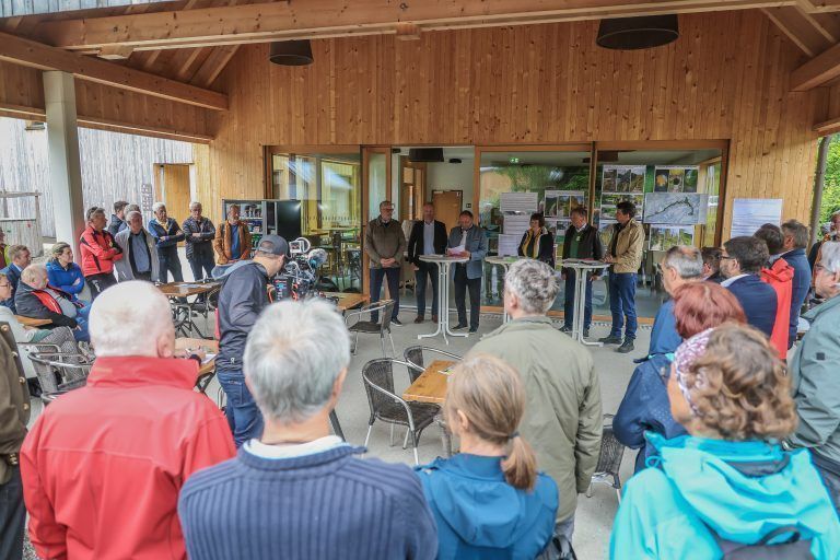 Unterschriften fr den Erhalt des Achtalweges, Achtalweg Freundeladen zu einer Pressekonferenz im Achtal mit vielen Untersttzern ab, um die Verantwortlichen zu konkreten Umsetzungsschritten aufzufordern. Moderator: Herr Alois Mtzler
