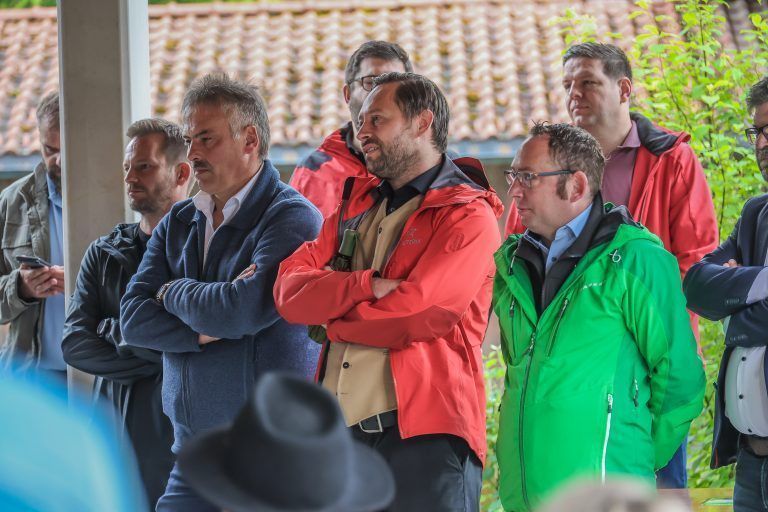Unterschriften fr den Erhalt des Achtalweges, Achtalweg Freundeladen zu einer Pressekonferenz im Achtal mit vielen Untersttzern ab, um die Verantwortlichen zu konkreten Umsetzungsschritten aufzufordern. Moderator: Herr Alois Mtzler