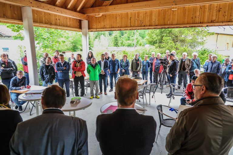 Unterschriften fr den Erhalt des Achtalweges, Achtalweg Freundeladen zu einer Pressekonferenz im Achtal mit vielen Untersttzern ab, um die Verantwortlichen zu konkreten Umsetzungsschritten aufzufordern. Moderator: Herr Alois Mtzler