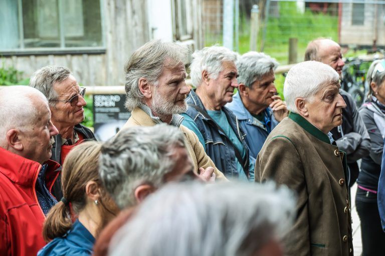 Unterschriften fr den Erhalt des Achtalweges, Achtalweg Freundeladen zu einer Pressekonferenz im Achtal mit vielen Untersttzern ab, um die Verantwortlichen zu konkreten Umsetzungsschritten aufzufordern. Moderator: Herr Alois Mtzler
