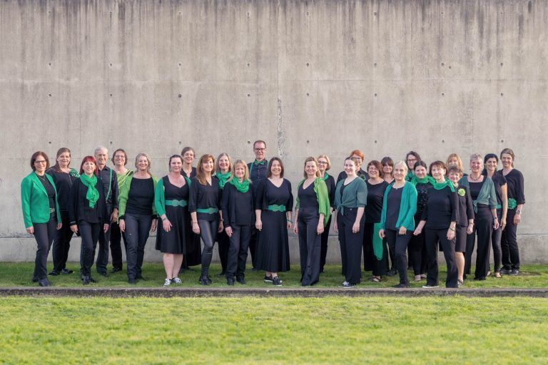 Chor imPuls singt im Rankweiler Vinomnasaal zusammen mit dem Chor vom St. Josef Institut. - © privat